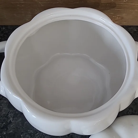 White Ceramic "Pumpkin" Shaped .8 Quart Dip/Soup Dish with Lid - Picture 7 of 13